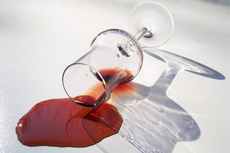 Remova manchas de vinho tinto com vinho branco
